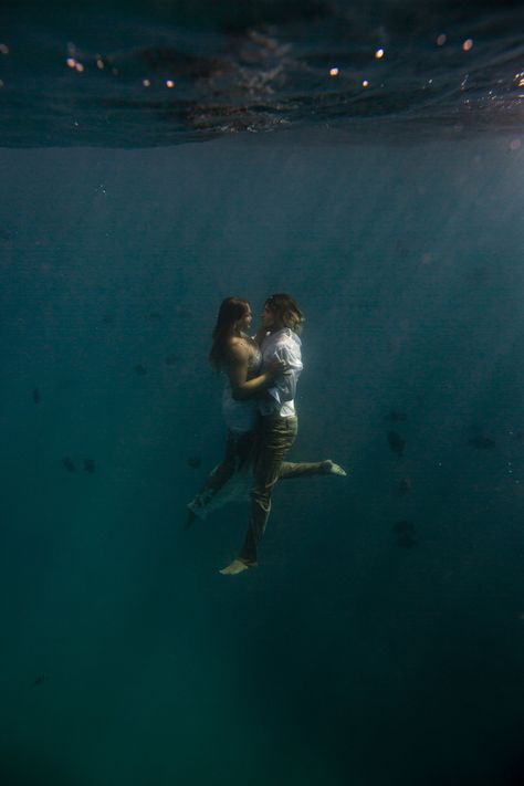 Underwater Engagement Photos, Couple Holding Hands, Waves Photography, Dream Vision Board, Underwater Photos, Art Poses, Engagement Photoshoot, Couples Photoshoot, New Wave