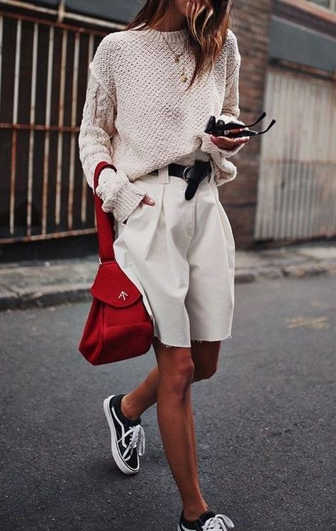 Short Sweater Outfit, Minimalist Moda, Walking Down The Street, Mode Casual, Looks Street Style, Sport Chic, Looks Chic, Trend Fashion, 가을 패션