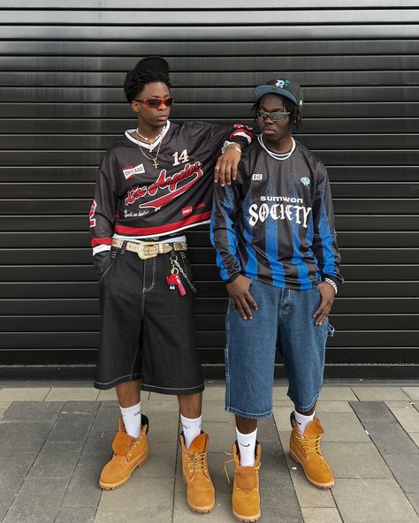 Street style on point 💯🚀 Mixing vintage vibes with modern swagger. Timberland life, oversized denim, and bold energy.👑 #StreetwearKings #BoldAndUnstoppable #fashioninthestreets Man Oversized Outfit, Oversized Outfit, Street Fashion Men Streetwear, Men Streetwear, Timberlands, Mens Streetwear, Vintage Vibes, Outfits Ideas, Street Fashion