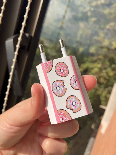 #donut #charger #art #diy #acrylic Charger Art Ideas, Painted Charger Cube Ideas, Paint Charger Cube, Charger Painting Ideas, Charger Art, Phone Case Diy Paint, Creative Iphone Case, Posca Marker, Painted Pots Diy