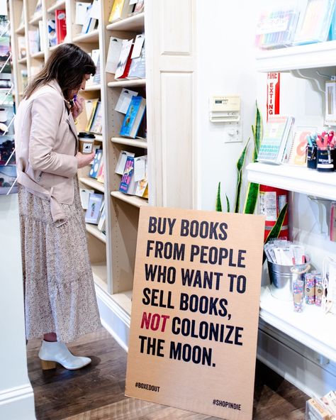 Pop Up Book Store, Book Store Decor, Opening A Bookstore, Pop Up Bookstore, Vintage Bookstore Aesthetic, Small Bookstore Aesthetic, Bookstore Names, Book Store Interior, Bookstore Decor