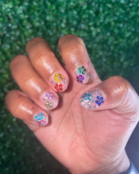 Natural nails with rhinestones in the shape of flowers Short Gel Nails With Gems, Gems On Natural Nails, Short Nail Gem Designs, Flower Gem Nail Designs, Gem Flowers Nails, Rhinestone Flowers On Nails, Short Nails With Gems, Pixie Crystals Nails, Multicolored Rhinestone Nails