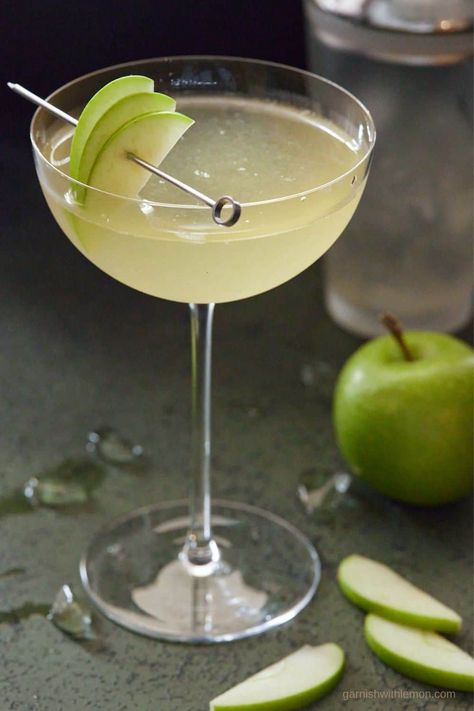 Looking for the BEST Appletini recipe? This smooth cocktail has all of the classic green apple flavor you expect in a Sour Apple Martini & only uses 5 ingredients! NO sour apple pucker required! Apple Martini Recipe Vodka, Green Apple Cocktails, Sour Apple Martini, Appletini Recipe, Apple Martini Recipe, Sour Apple Pucker, Martini Recipes Vodka, Apple Pucker, Apple Vodka