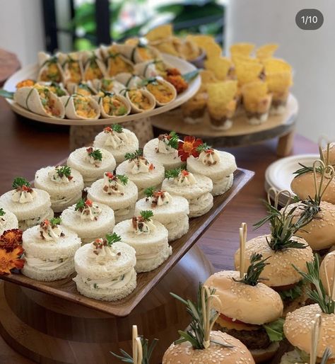 Mini Brunch Ideas, Mesa Brunch, Buffet Brunch, Catering Food Displays, Mums Wedding, Catering Ideas Food, Mini Sandwiches, 31st Birthday, Brunch Buffet