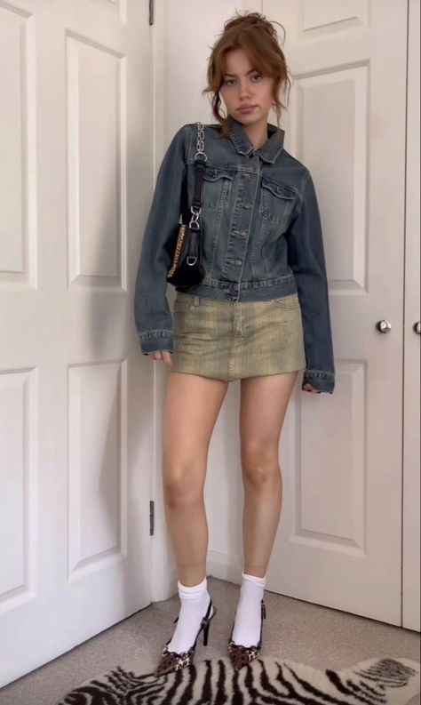 Denim Jacket Y2k Outfit, 2000s Jean Jacket Outfit, Bingo Outfit Ideas, Demin On Demin Outfits, Jean Jacket Outfits Aesthetic, Denim Jacket Outfit Aesthetic, Short Jacket Outfit, Demin Outfit, Y2k Denim Jacket