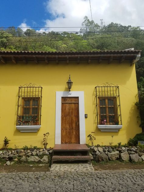 Antigua, Guatemala – TAYONTHEMOVE #travel #guatemala #centralamerica Guatemala Architecture, Ideas De Casa, Theatre Tech, Travel Guatemala, Spanish Courtyard, Spanish Colonial Homes, Colonial Homes, Mexico House, Window Grill Design