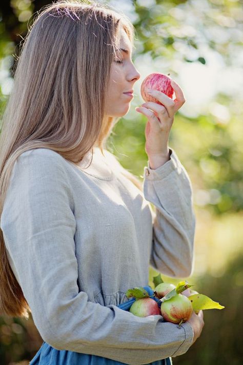 Hand Holding Apple Reference, Holding Fruit Pose, Holding Apple Pose, Holding Apple Reference, School File, Girl Skull, Fall Dates, Apple Farm, Fruit Picking