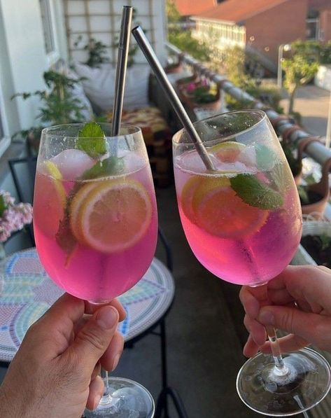 Gin Shot, Liquor Snapchat, Drinks Summer, Aesthetic Drinks, Pretty Alcoholic Drinks, Gin Lemon, Birthday Bbq, Beach Drinks, Refreshing Drinks Recipes