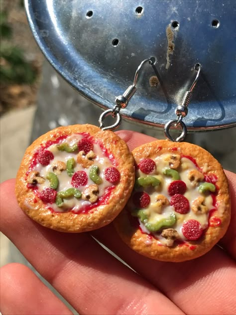 Pizza Polymer Clay, Clay Pizza, Clay Toys, Miniature Pizza, Food Clay, Pizza Earrings, Polymer Clay Food, Mini Pizzas, Mini Pizza