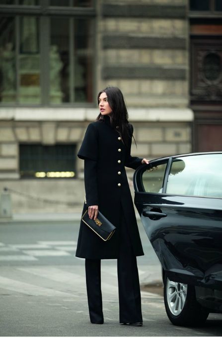 Going to form a secret club of Ladies with Interesting Coats. Though I would pair this with wine tights and booties instead of thicker pants. Mode Chanel, Looks Street Style, Looks Black, Style Noir, Fashion Mode, Looks Style, Trench Coats, The Door, Look Fashion