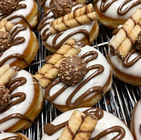 Ferrero Rocher Donut, Fancy Donuts Ideas, Donut Drizzle, Donuts Toppings Ideas, Donut Toppings Ideas, Mini Donuts Ideas, Donat Glaze, Fancy Donuts, Ferrero Rocher Chocolate