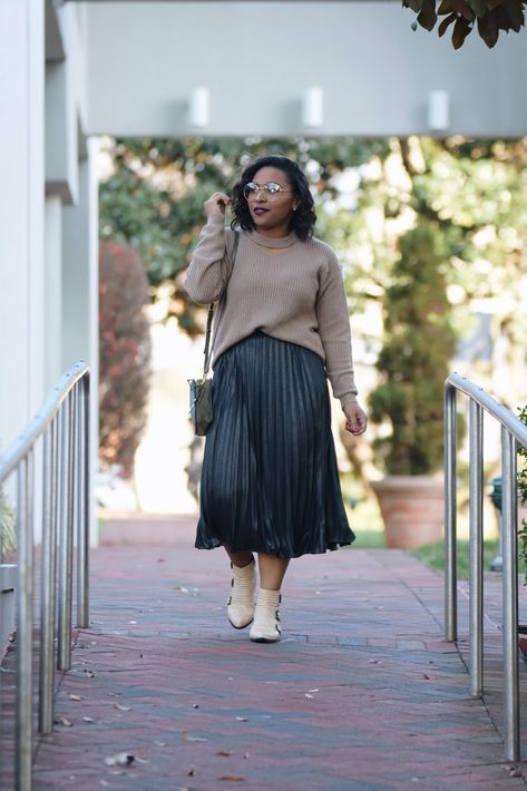 Geek Chic Style Librarian Chic Outfits, Pleated Skirt Outfit Ideas, Girly Tomboy, Style Pleated Skirt, Librarian Chic, Geek Chic Fashion, Fossil Bag, Pleated Skirt Outfit, Metallic Pleated Skirt