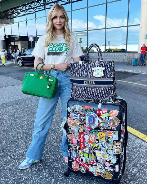 Luggage With Stickers, Make Up Guide, Sticker Luggage, Airport Outfit Summer, Chiara Ferragni Style, Suitcase Stickers, Airport Outfits, Travel Chic, Luggage Stickers