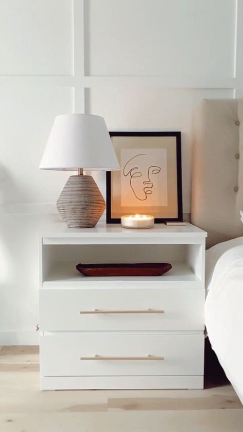 Pedestal Side Table Bedroom, Night Stand Decor Ideas, White Bedside Table Ideas, Bedside Table Hack, Bedroom Bedside Table Ideas, Cabinetry Living Room, Bedroom Side Table Ideas, Side Table Ideas, Bed Side Table Design