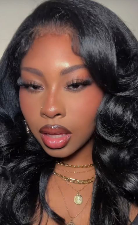 @jleelaureen on tiktok, dark feminine make up look Dark Makeup Black Women, Dark Feminine Makeup Soft, Soft Matte Makeup Look, Black Girls Makeup Looks, Dark Feminine Makeup Black Women, Dark Feminine Black Women, Light Skin Makeup Looks, Innocent Makeup Look, Fem Makeup