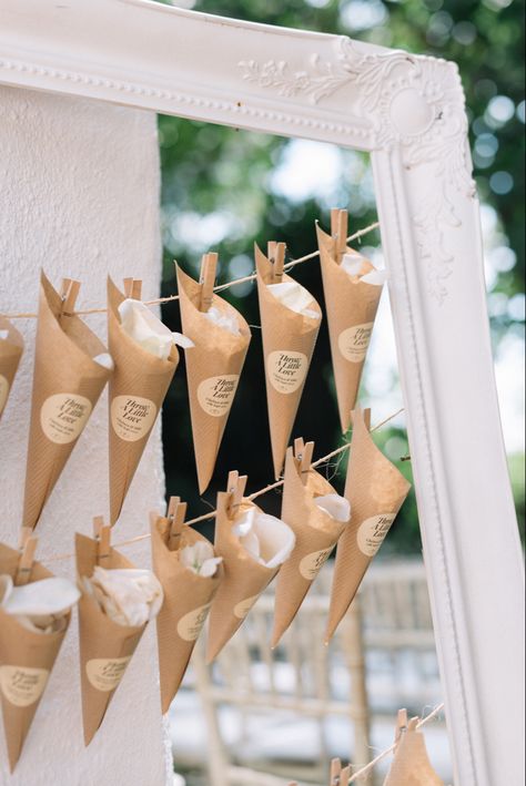 Natural Wedding Theme, Wedding Confetti Cones, Ice Cream Wedding, Pallet Wedding Signs, Confetti Cones, Pallet Wedding, Snow Wedding, Cream Throw, Paper Confetti