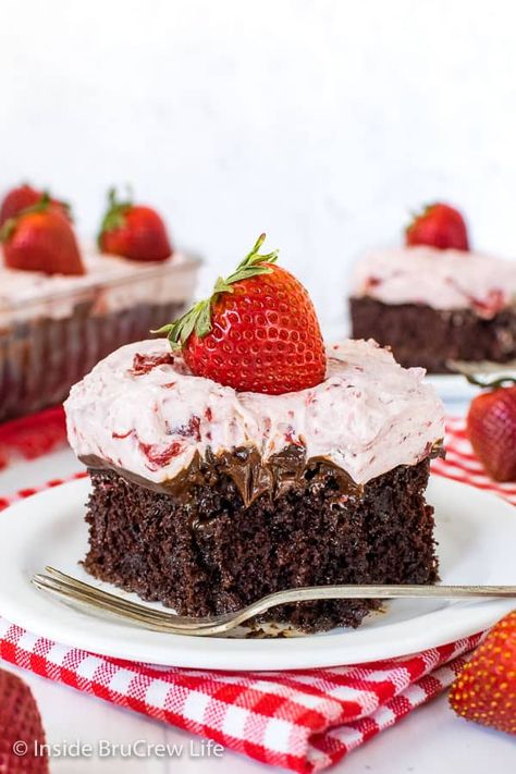 Fudge Poke Cake, Poke Recipes, Strawberry Poke Cake, Strawberry Fudge, Coconut Poke Cakes, Strawberry Poke Cakes, Gooey Cake, Chocolate Poke Cake, Strawberry Pie Filling