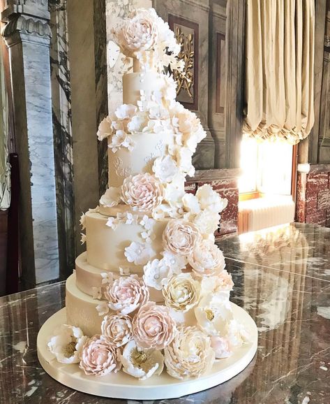 Fancy Wedding Cakes, Extravagant Wedding Cakes, Pretty Wedding Cakes, Big Wedding Cakes, Wedding Cakes Elegant, Elegant Birthday Cakes, Dream Wedding Cake, Luxury Wedding Cake, Extravagant Wedding