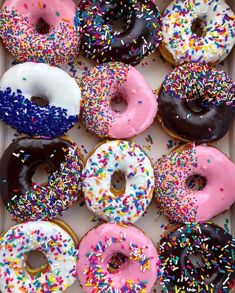 Sprinkle Doughnut, Tumblr Pics, Food Coma, Flexible Dieting, Donut Glaze, Donut Recipes, Chocolate Coffee, Donuts, Sprinkles