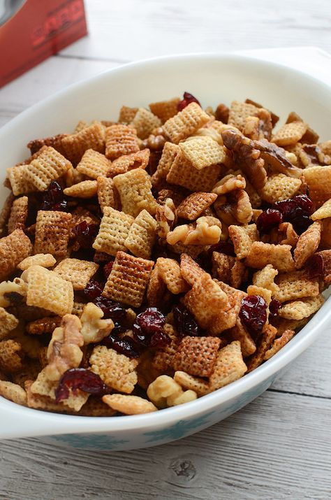 Cranberry Nut Chex Mix - a holiday twist on the classic! This easy recipe is made in the microwave and you won't believe how delicious it is! #ChexMagic #ad Chex Mix Ideas, Healthy Chex Mix, Snacks Easy Healthy, Cherry Party, Party Snacks Easy, Snacks Easy, Chex Mix Recipes, Cookie Snack, Snack Mix Recipes