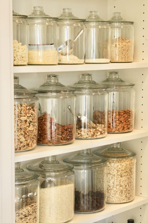 Organiser Cucina, Organized Pantry, Pantry Organisation, Kabinet Dapur, Kitchen Hacks Organization, Home Organisation, Pantry Design, Pantry Storage, Pantry Organization