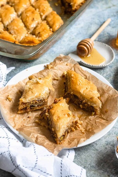 Layers of crispy phyllo dough, a delightful, cinnamon-y pistachio and walnut filling, all coated in a honey syrup. Pecan Baklava, Pistachio Baklava Recipe, Baklava Rolls, Easy Baklava, Greek Baklava, Pistachio Baklava, Baklava Recipe, Fresh Squeezed Juice, Greek Desserts