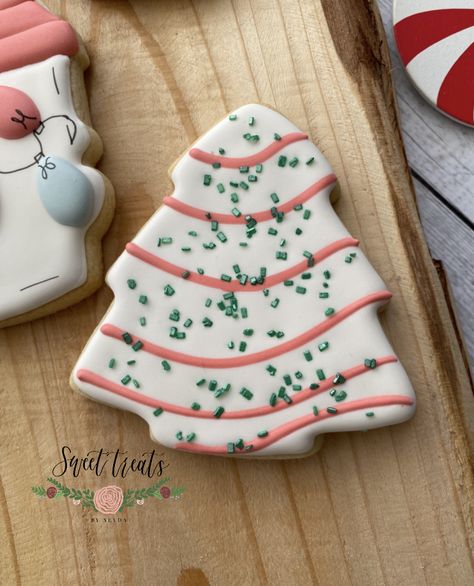 Christmas cookies Christmas Tree Cookies Decorated Simple, Simple Christmas Sugar Cookies Decorated, Christmas Tree Decorated Cookies, Decorated Cookie Sets, Little Debbie Tree, Christmas Sugar Cookie Designs, Christmas Tree Sugar Cookies, Decorated Cookies Christmas, Royal Icing Designs