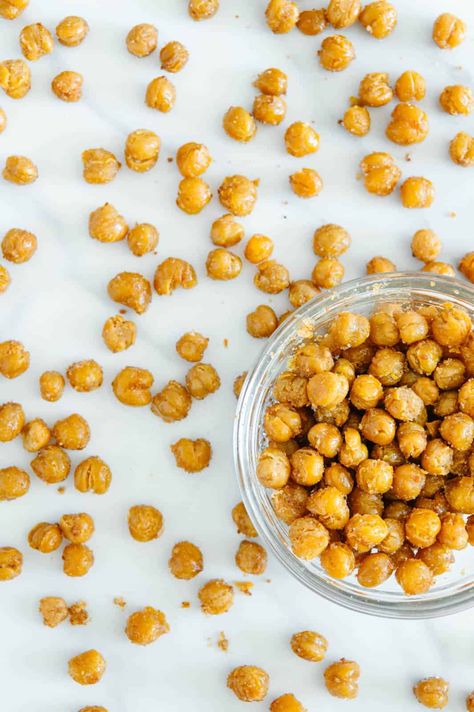 Crispy Chickpea Vegan Chickpea Recipes, Crispy Chickpeas, Vegan Side Dishes, Chickpea Recipes, Vegan Soup Recipes, Canned Chickpeas, Bowl Of Soup, Vegan Soup, Croutons