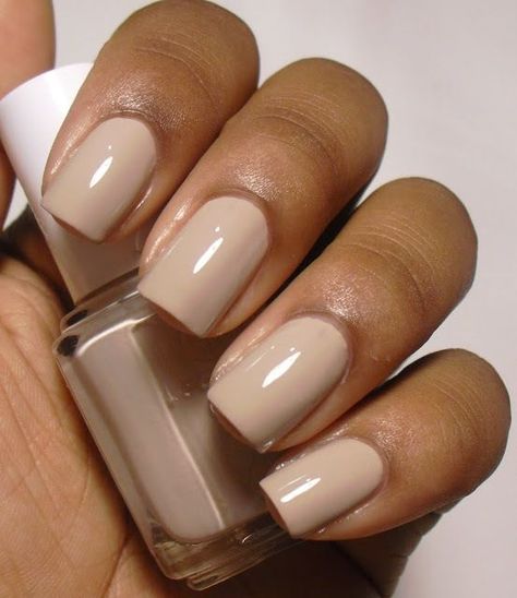 Hannah Bee Beauty How to Choose the Perfect Nude Nail Polish essie sand tropez #hannahbeebeauty #nudenails #nudenailpolish #nails #howto #beautytips Nude Nail Colors, Sand Tropez, Nagellack Trends, Nude Nail Polish, Nude Nail, Nails Polish, Dark Nails, Essie Nail, Neutral Nails