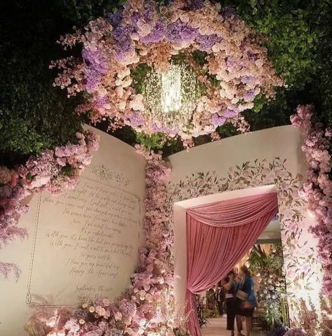 Bridal Entrance Ideas, Entrance Arch Decor, Wedding Walls, Bridal Entrance, Wedding Gate, Beauty And Beast Wedding, Mehendi Decor Ideas, Dream Wedding Reception, Wedding Hall Decorations