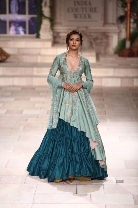 Lehnga Dress, Lehenga Blouse Designs, Indian Salwar Kameez, Salwar Kamiz, Traditional Indian Outfits, Indian Gowns Dresses, Vogue India, Ghagra Choli, Indian Gowns