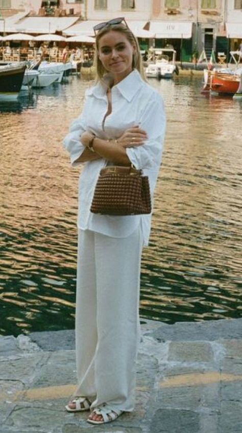 Comfortable Beach Outfits, Birkin Mom Outfit, Timeless Outfits For Women Classy, Casual Dinner Outfit Summer Classy, Birkin Mom Aesthetic, Old Money Women, White Tee Outfit, Old Money Summer Outfits, Old Money Summer