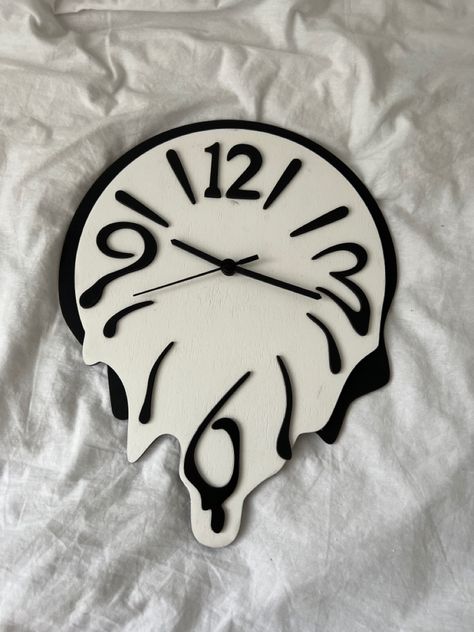 Melted Clock Aesthetic, Air Dry Clay Clock, Clay Clock Ideas, Clock Melting, Wall Clock Aesthetic, Melted Clock, Clay Ashtrays, Clay Clock, Aesthetic Wall Clock