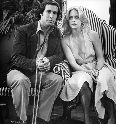 "Foul Play" movie still, 1978.  L to R: Chevy Chase, Goldie Hawn. Goldie Hawn Movies, First Wives Club, Makeup Reference, Romantic Comedies, Foul Play, 70s Aesthetic, David Lee, Steve Martin, Goldie Hawn