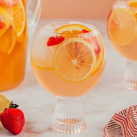 White Sparkling Sangria Mocktail Oh Snap Macros, Sangria Mocktail, Virgin Sangria, Protein Pasta Salad, Sparkling Sangria, Easy Mocktails, Low Calorie Smoothies, White Sangria, Sangria Recipe