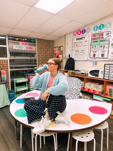 Kindergarten classroom Teacher Vision Board, Teacher Picture, Teaching Classroom Decor, Primary School Classroom, Teach Online, Teacher Tired, Teacher Vibes, Teacher Aesthetic, Teacher Photo