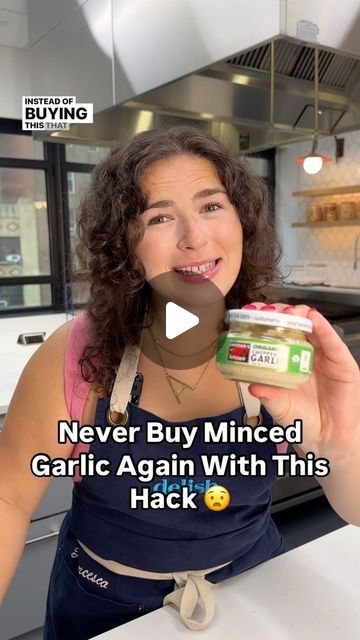 Delish on Instagram: "Did you know you can make your own minced garlic at home? 🧄 Use this hack which results in fresher, ready-to-go minced garlic in no time!  #garlic #mincedgarlic #cooking #foodhack" How To Freeze Minced Garlic, How To Mince Garlic, Garlic And Honey Benefits, Garlic Hack, Herb Butters, Food Hacks Easy, Freezing Garlic, Preserve Recipes, Freezer Prep