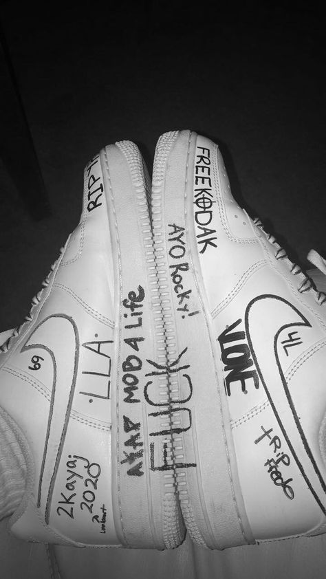 Aesthetic Shoes Black, Air Forces Custom, Sharpie Shoes, Grunge Shoes, Photographie Indie, Custom Shoes Diy, Shoes Aesthetic, Shoes Diy, Shoes Drawing