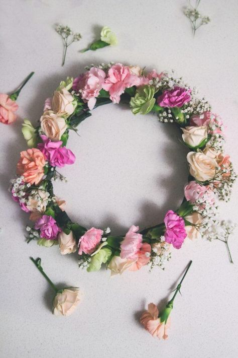 Woodland Princess Flower Crown: This absolutely adorable flower crown is perfect for a cutesy wedding! #wedding #diyweddings Fresh Flower Crown, Woodland Princess, 90s Wallpaper, Diy Wedding Hair, Diy Flower Crown, Flower Tiara, Diy Crown, Princess Flower, Bridal Flower Crown