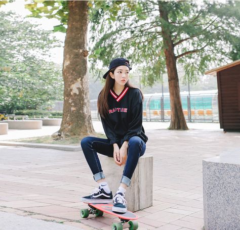 Korean Daily Fashion | Official Korean Fashion Tomboy Outfits Summer, Tomboy Outfits Swag, Tomboy Street Style, Cute Korean Outfits, Korean Winter Outfits, Outfit Ideas Korean, Boyish Style, Korean Fashion Ideas, Seoul Fashion