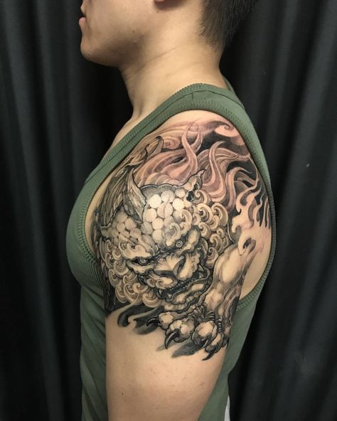 Foo Dog Tattoo Design, Tattoo Chinese, Irezumi Tattoo, Foo Dog Tattoo, Shoulder Piece, C Tattoo, Fu Dog, Irezumi Tattoos, Asian Tattoos