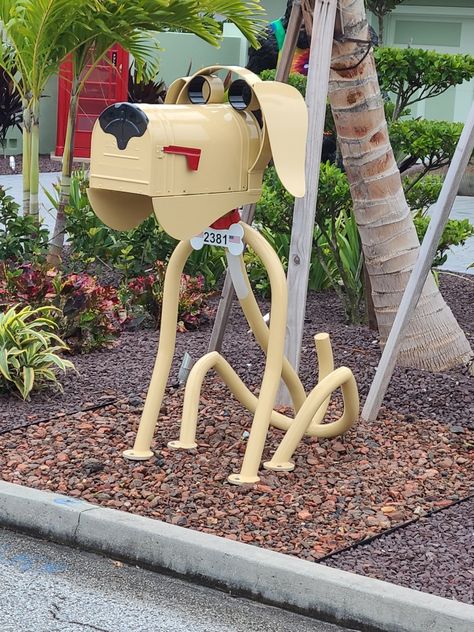 Dog Mailbox Ideas, Fun Mailbox Ideas, Mail Box Ideas, Mailbox Upgrade, Creative Mailbox Ideas, Funny Mailboxes, Creative Mailbox, Cool Mailboxes, Mailbox Makeover