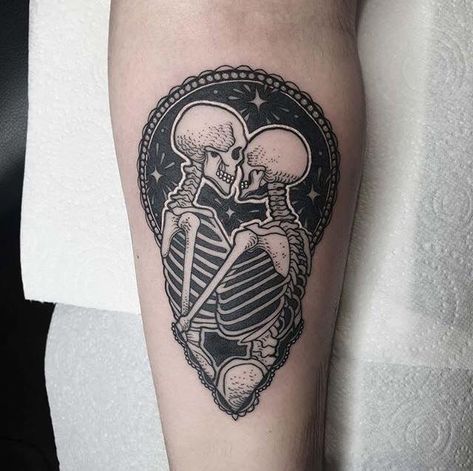 Skeleton Couple Tattoo, Best Couple Tattoos, Tattooed Woman, Skeleton Couple, Scary Tattoos, Skeleton Tattoos, Couple Tattoo, Tattoos For Lovers, Skull Illustration