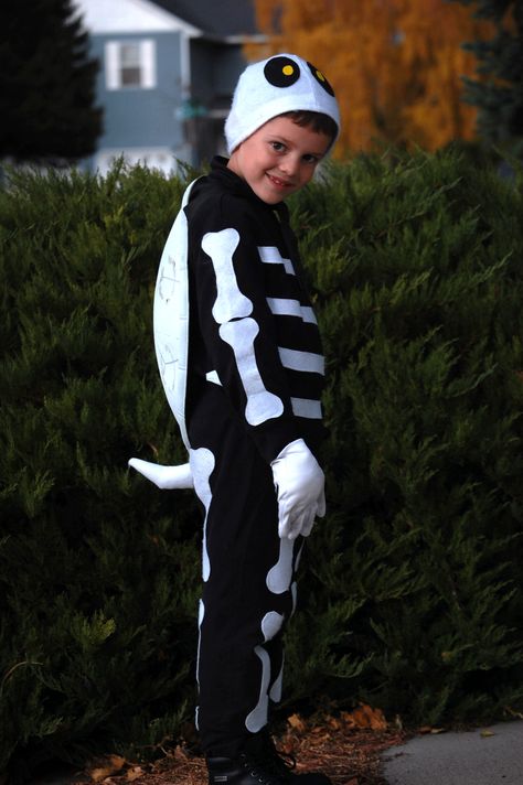 Ideas for Dry Bones Costume from Super Mario.... Dry Bones Costume, Mario Costume Diy, Bones Costume, Mario Kart Costumes, Mario Diy, Diy Costumes For Boys, Bowser Costume, Mario Halloween Costumes, Super Mario Costumes