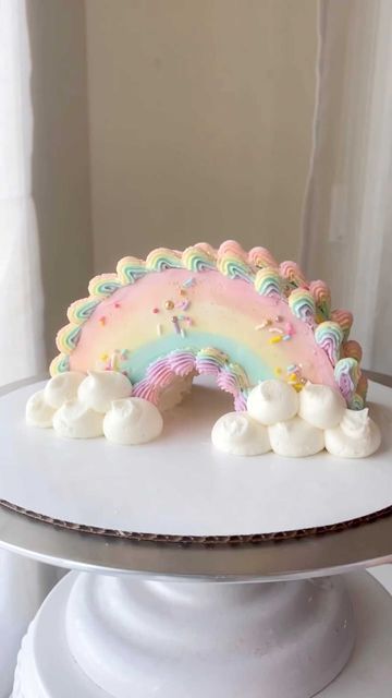 Kids Rainbow Cake, Rainbow Pastel Birthday Party, Pastel Cake Ideas, Rainbow Birthday Cake Ideas, Simple Rainbow Cake, Rainbow Cake Decorating Ideas, Rainbow Cake Decoration, Pastel Rainbow Birthday, Pastel Rainbow Cake