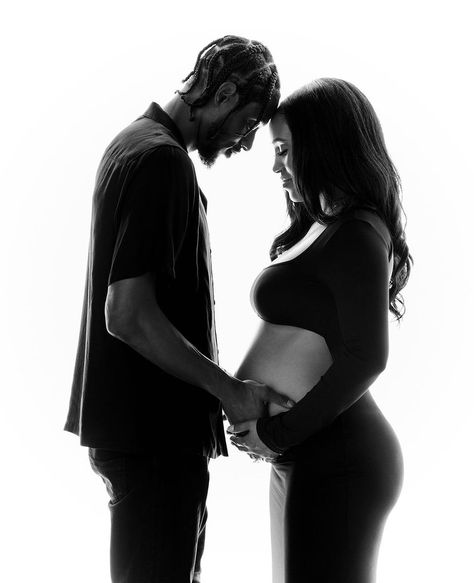 Kourtney Kardashian Maternity Shoot, Photoshoot Pregnant Ideas Couple, Studio Maternity Shoot Couple, Couple Maternity Pictures, Maturity Shoot, Bump Photoshoot, Diy Maternity Photos, Studio Maternity Shoot, Photoshoot Pregnancy