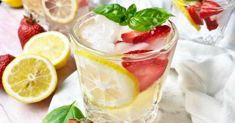 Water With Strawberries, Basil Infused Water, Healthy Infused Water, Basil Water, Passion Fruit Juice, Lemonade Recipe, Infused Water Recipes, Lemon Basil, Strawberry Lemon