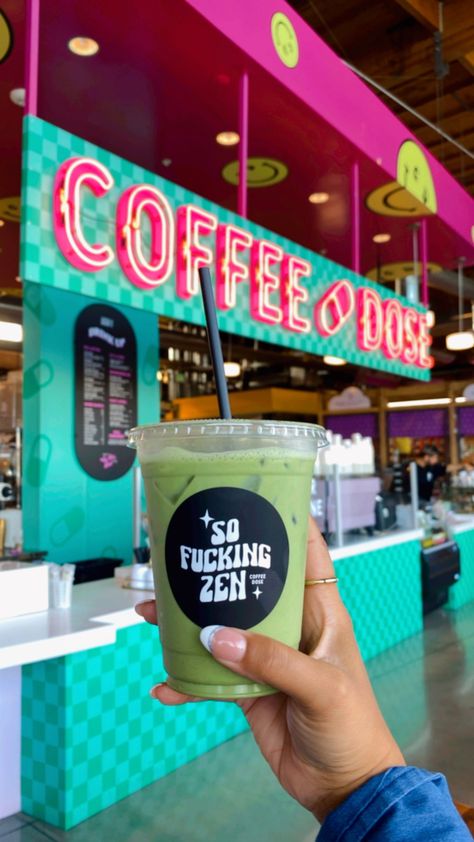 Coffee Dose Cafe, Smoothie Shop Aesthetic, Green Aesthetic Matcha, Coffee Dose, Matcha Bar, Mini Cafeteria, Matcha Bars, Colorful Cafe, Aesthetic Matcha