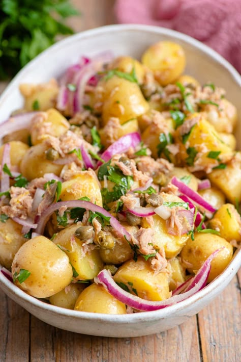 A super simple Italian Tuna Potato Salad made with baby potatoes, red onion and capers tossed in an easy olive oil and fresh lemon dressing. It's a light and healthy lunch or side dish that's ready in 15 minutes or less! Tuna Potato Salad, Tuna Potato, Italian Tuna, Pasti Fit, How To Make Tuna, Salad And Fries, Fruit Salad Recipe, Potato Salad Recipe, Easy Salad