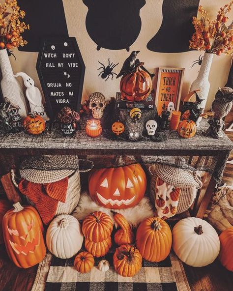 Halloween And Fall, Halloween Vibes, Halloween Core, Halloween Bedroom, Halloween Room Decor, October Halloween, Creative Pumpkins, Fall Halloween Decor, Halloween Pictures